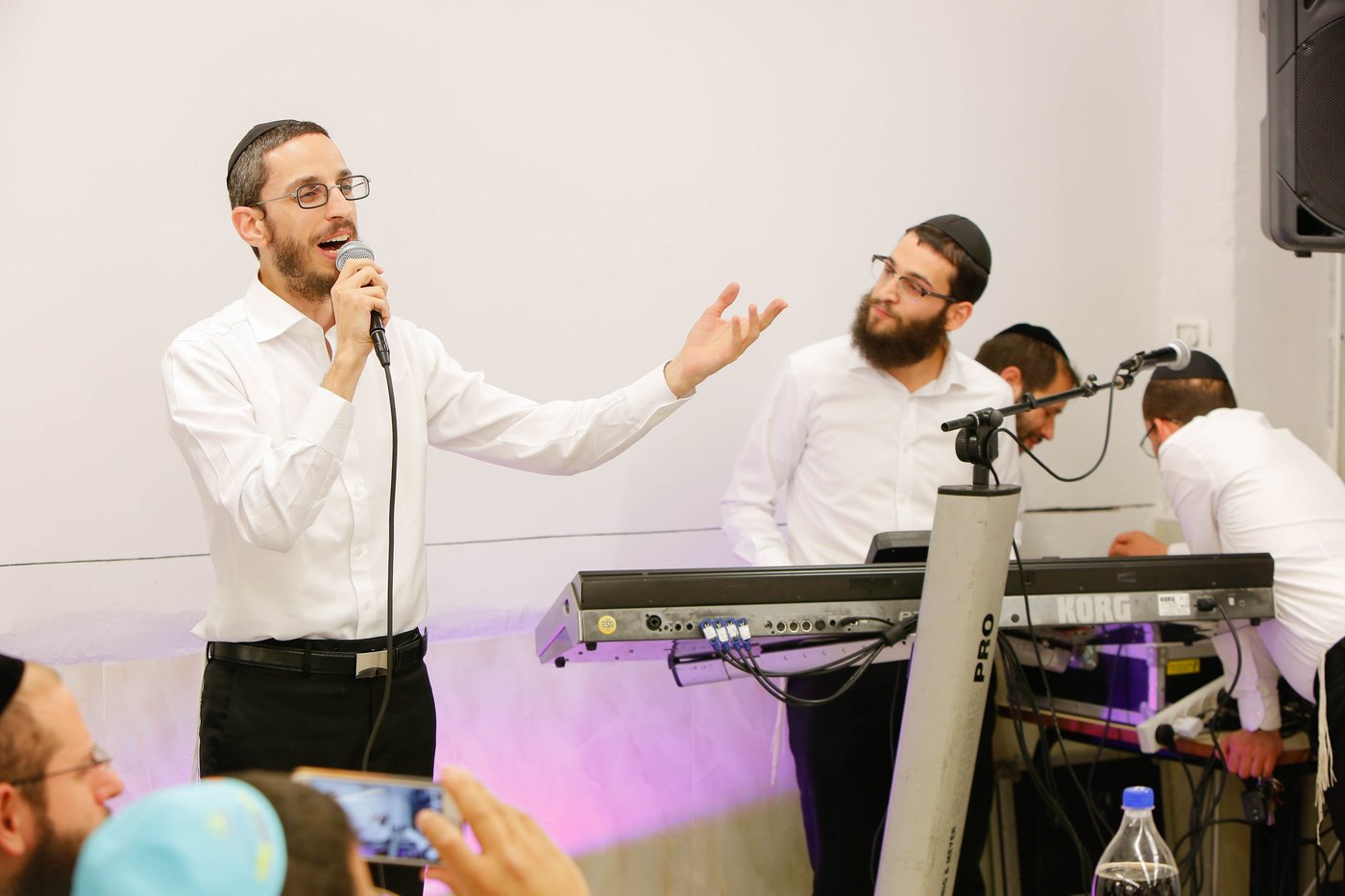 צפו: בעלי המנגנים החב"דיים בהתוועדות חסידית