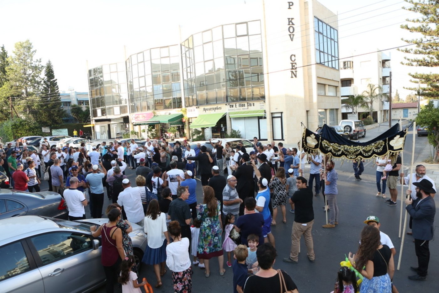 תיעוד: משפחות הנופלים הכניסו ספר תורה בקפריסין