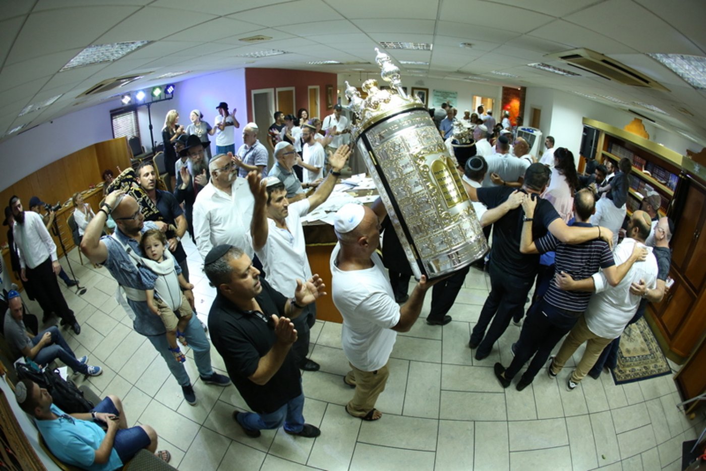 תיעוד: משפחות הנופלים הכניסו ספר תורה בקפריסין