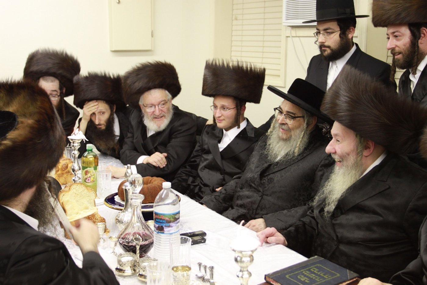 הרבי מסאטמר בשבע ברכות לנכדת הדיין. צפו