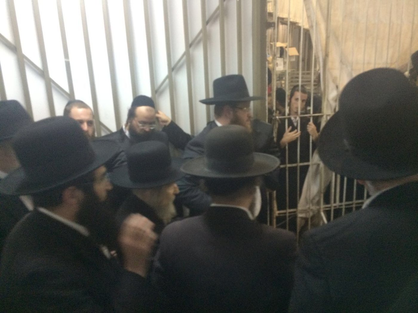הרב דוד שפירא, הרב איסר שוב והרב אשר שטיינמן מלווים את מרן ראש הישיבה בכניסה