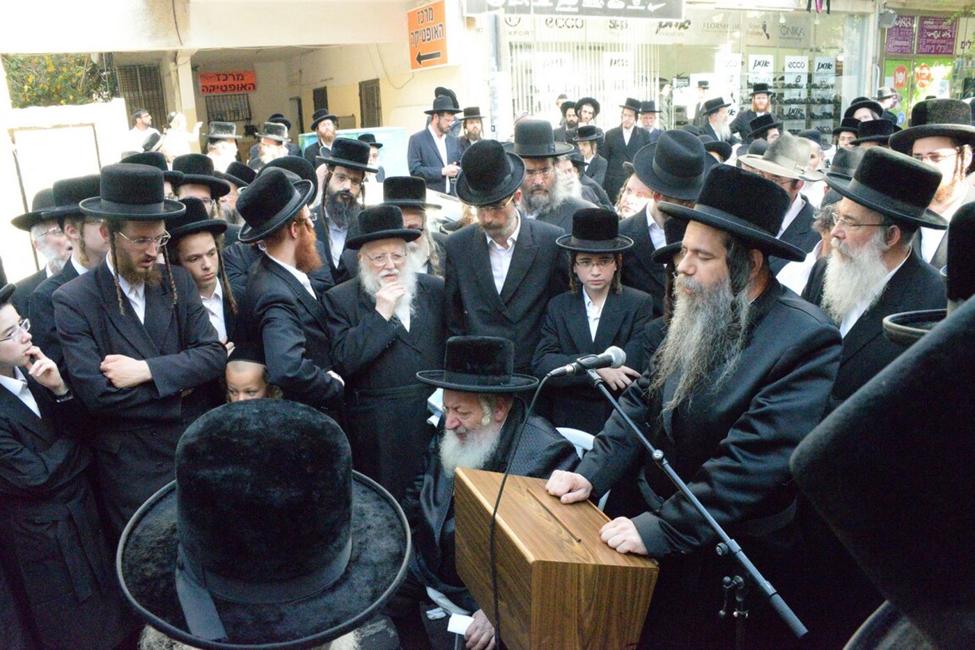בקול בוכים: הבן מלונדון הספיד את הרבנית מנאראל