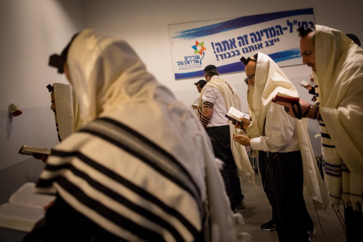בדרך לאומן מתפללים בנתב"ג | תיעוד