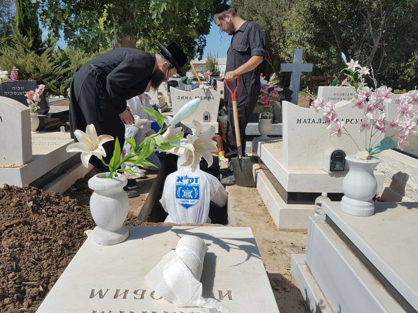 אחרי 4 שנים בבית קברות נוצרי: המת היהודי זוהה והובא לקבורה כהלכה