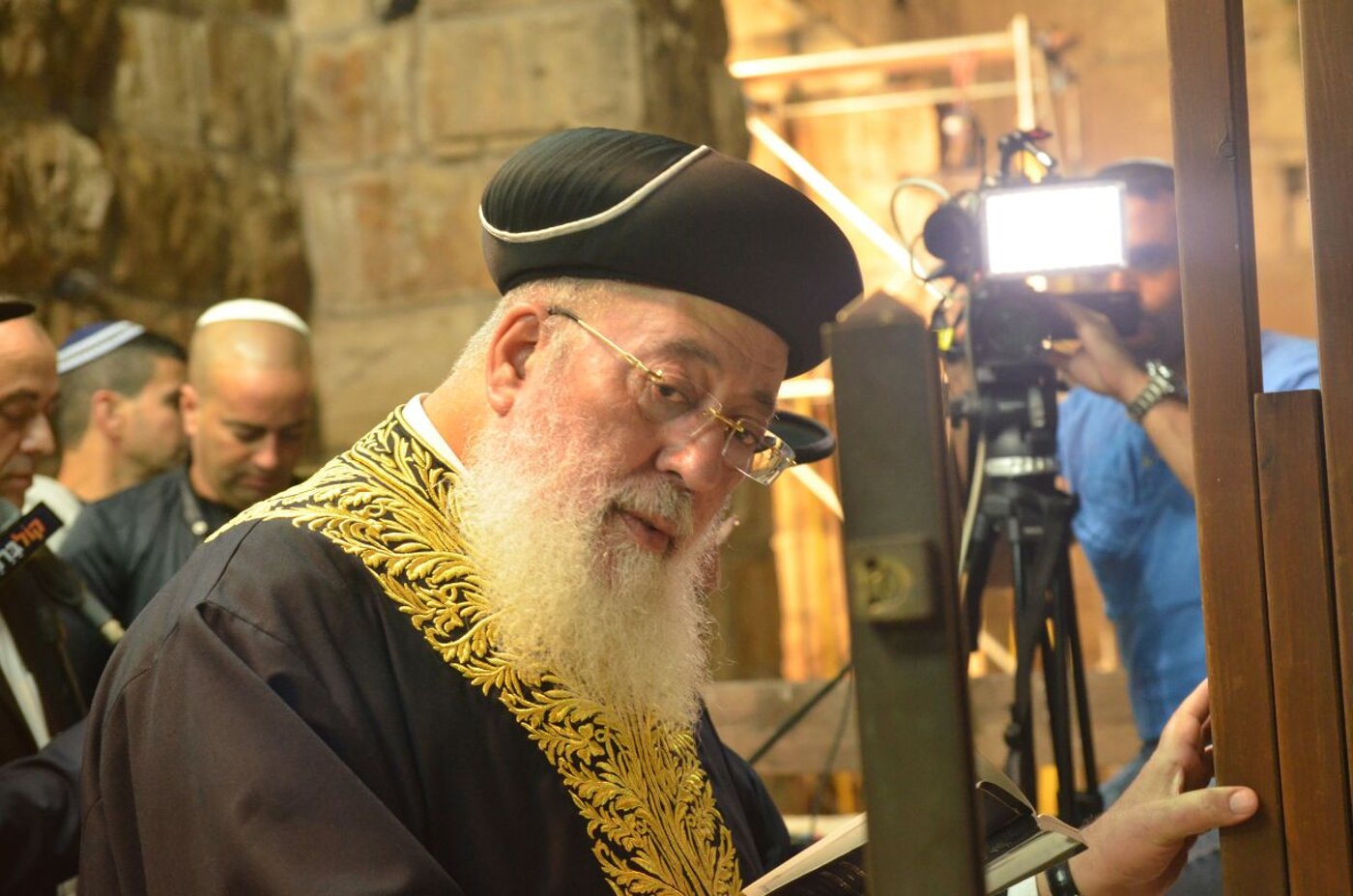 אלפים במעמד סליחות בכותל בראשות הגר"ש עמאר