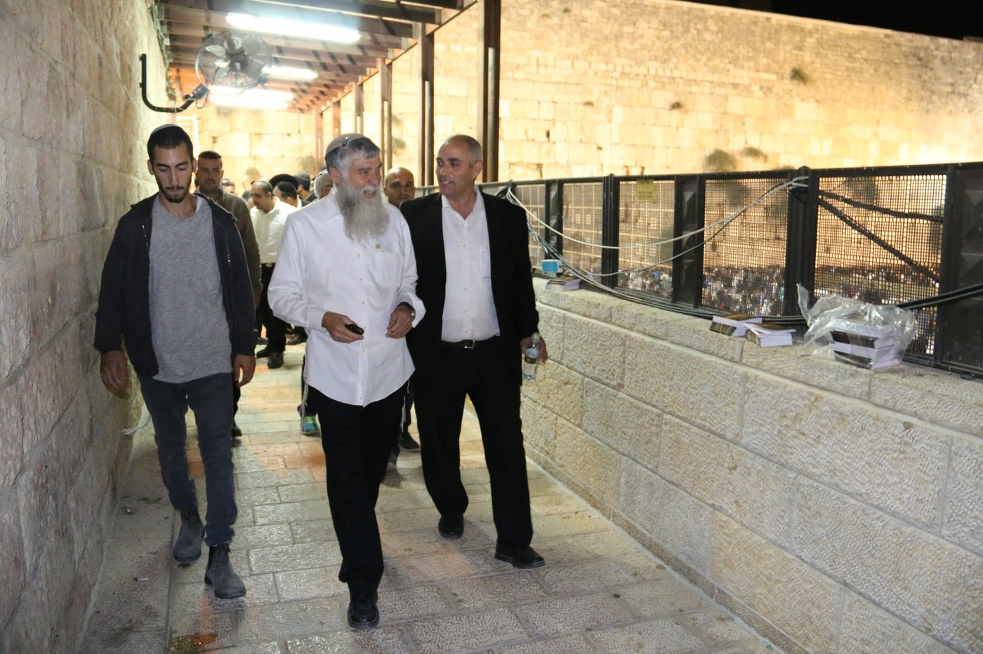 הכותל המערבי: אלפים אמרו סליחות עם המקובל הרב יעקב עדס
