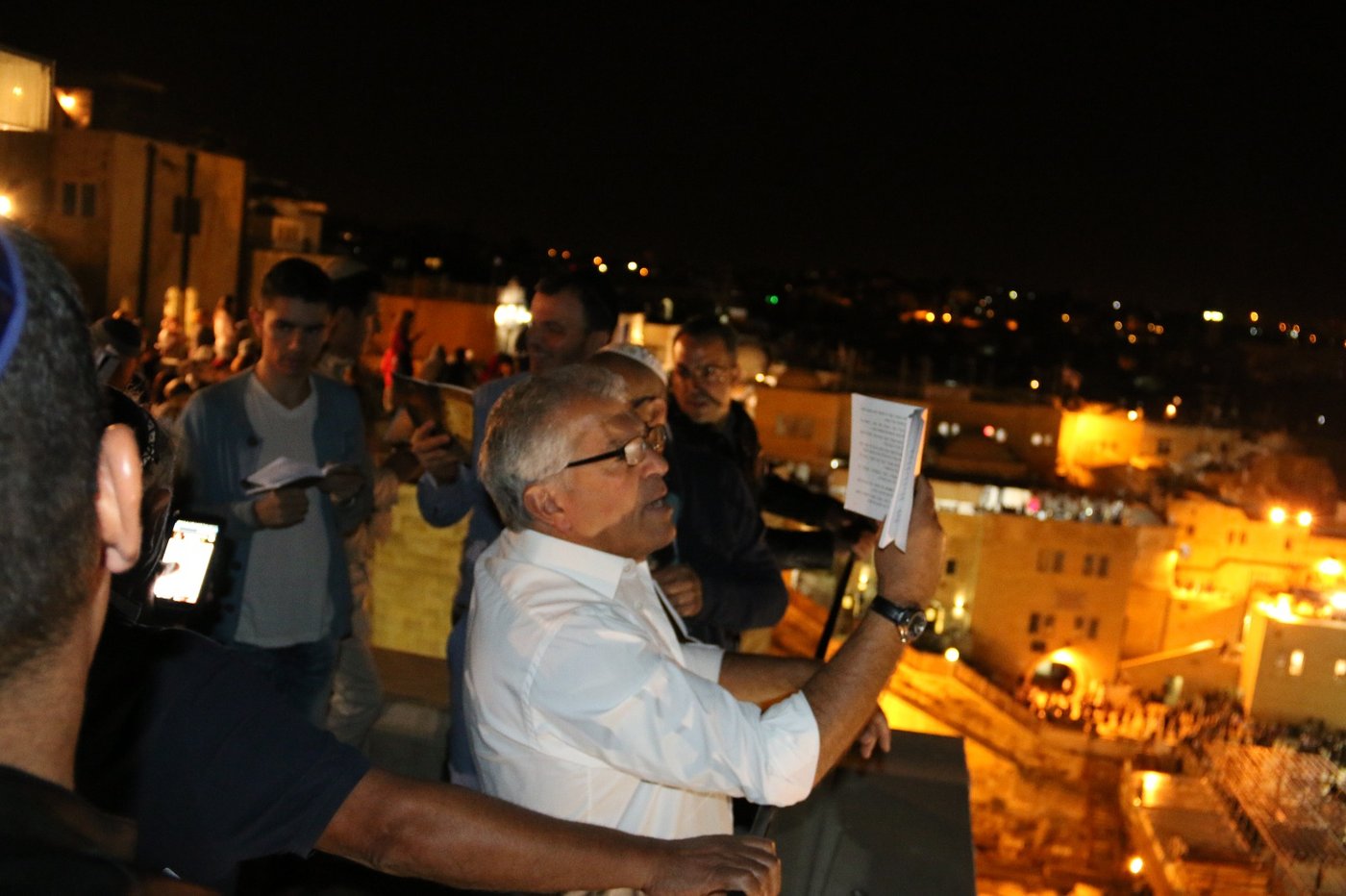 הכותל המערבי: אלפים אמרו סליחות עם המקובל הרב יעקב עדס