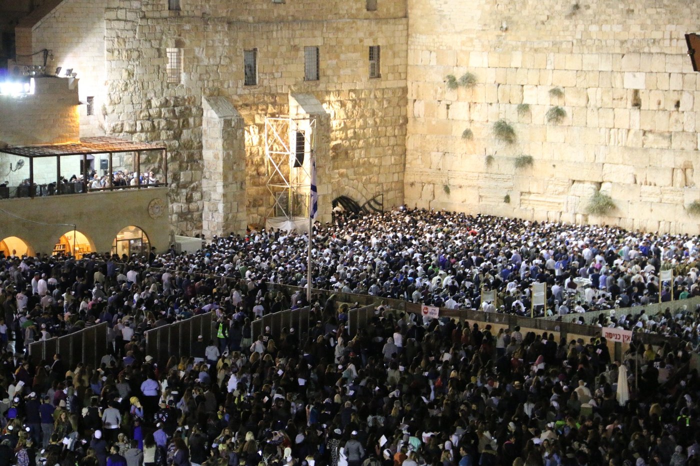 הכותל המערבי: אלפים אמרו סליחות עם המקובל הרב יעקב עדס