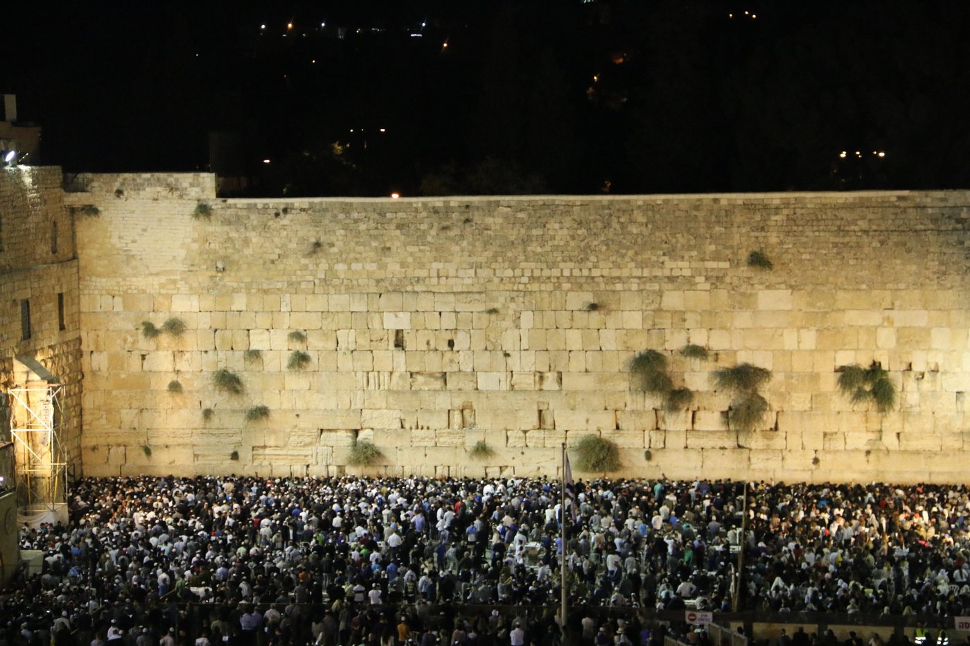 הכותל המערבי: אלפים אמרו סליחות עם המקובל הרב יעקב עדס