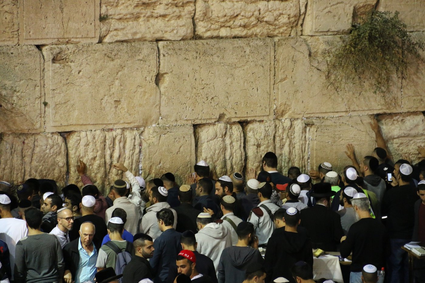 הכותל המערבי: אלפים אמרו סליחות עם המקובל הרב יעקב עדס