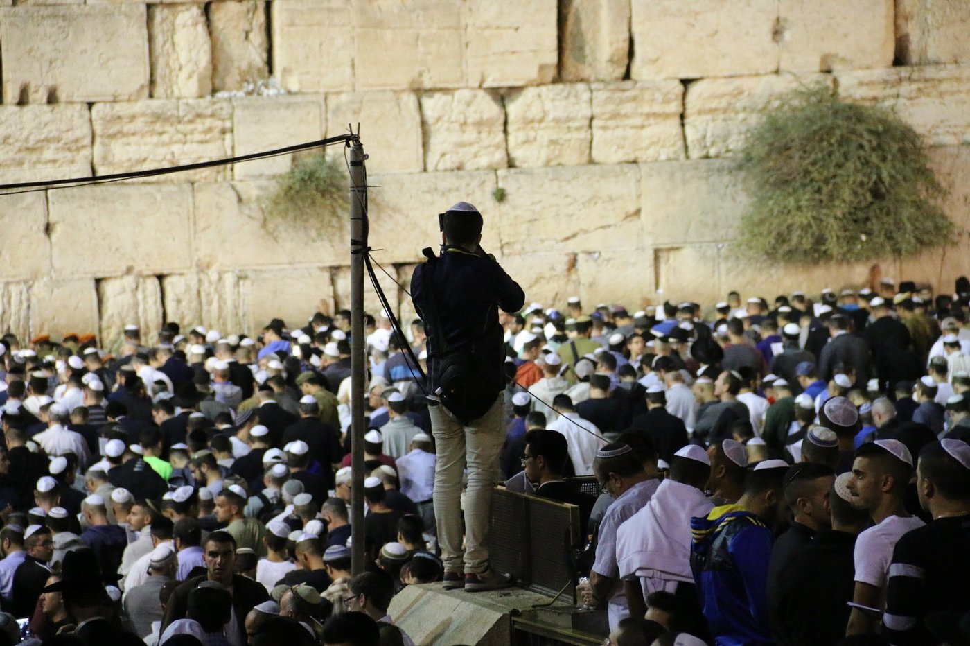 הכותל המערבי: אלפים אמרו סליחות עם המקובל הרב יעקב עדס