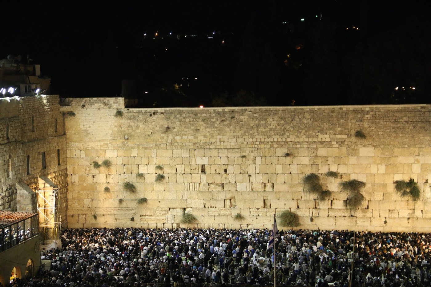 הכותל המערבי: אלפים אמרו סליחות עם המקובל הרב יעקב עדס