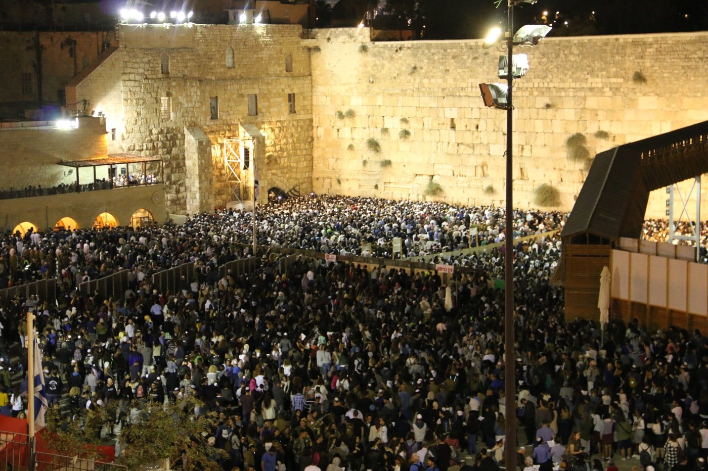 הכותל המערבי: אלפים אמרו סליחות עם המקובל הרב יעקב עדס
