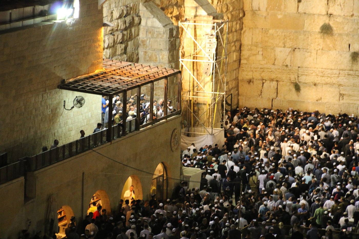 הכותל המערבי: אלפים אמרו סליחות עם המקובל הרב יעקב עדס
