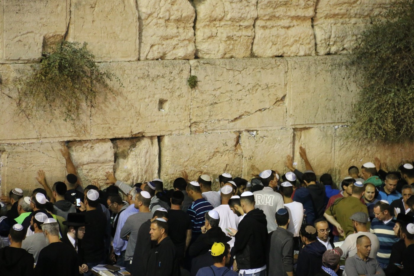 הכותל המערבי: אלפים אמרו סליחות עם המקובל הרב יעקב עדס
