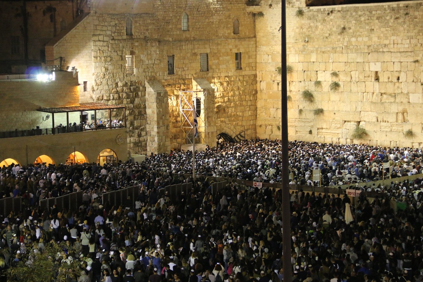 הכותל המערבי: אלפים אמרו סליחות עם המקובל הרב יעקב עדס