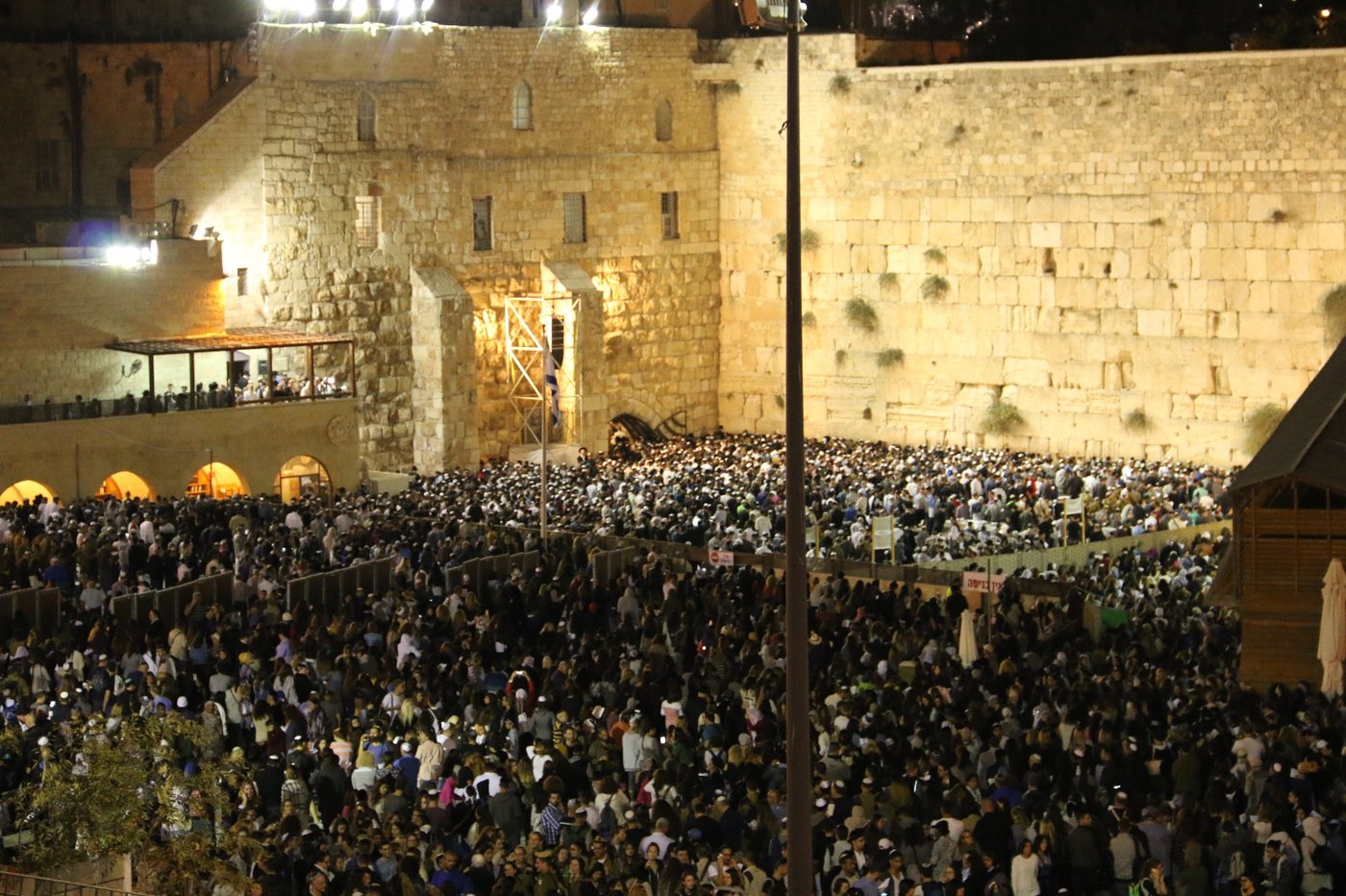 הכותל המערבי: אלפים אמרו סליחות עם המקובל הרב יעקב עדס