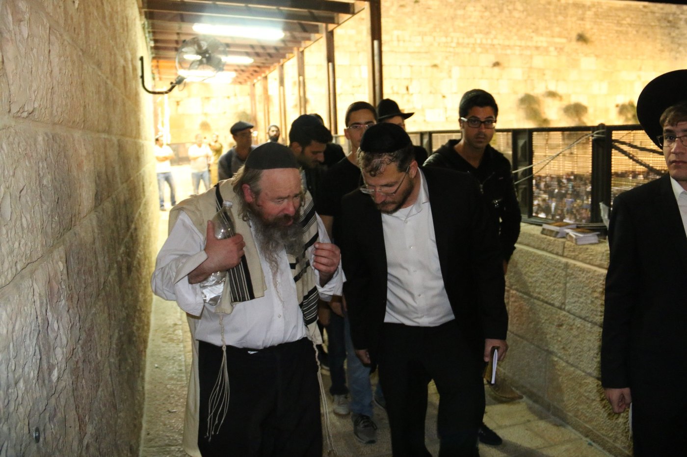 הכותל המערבי: אלפים אמרו סליחות עם המקובל הרב יעקב עדס
