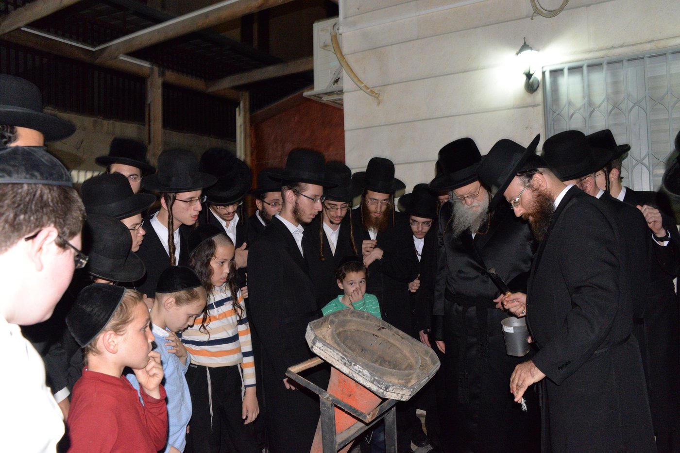 בסאדיגורא ובמודז'יץ: כפרות ושחיטת התרנגול. צפו בתיעוד