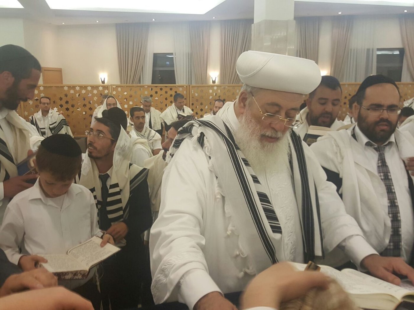 צפו: הראשל"צ הגר"ש עמאר בתפילת נעילה