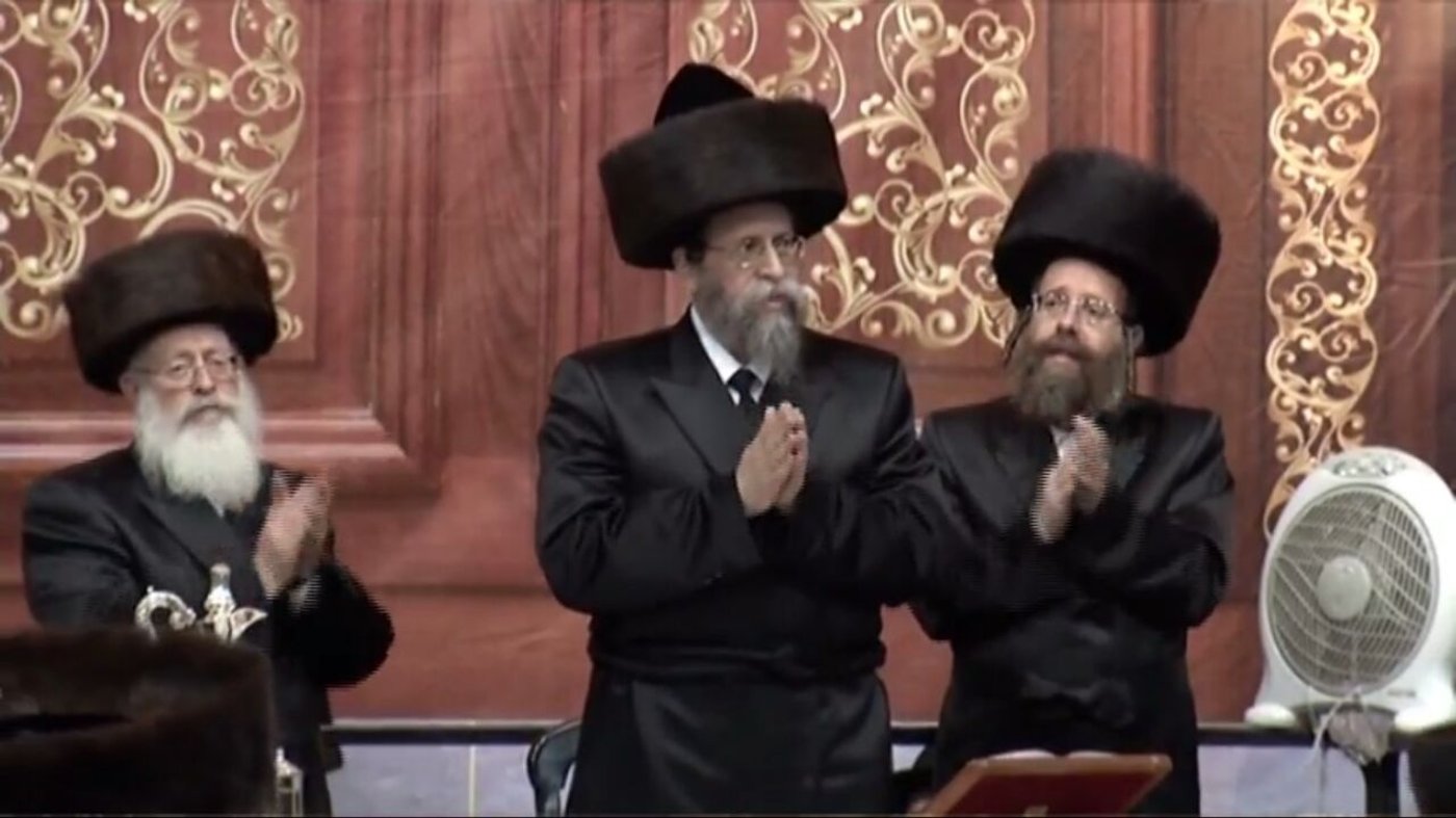 הרבי זכה לספר תורה אישי בארון קודש מגולף מצופה זהב