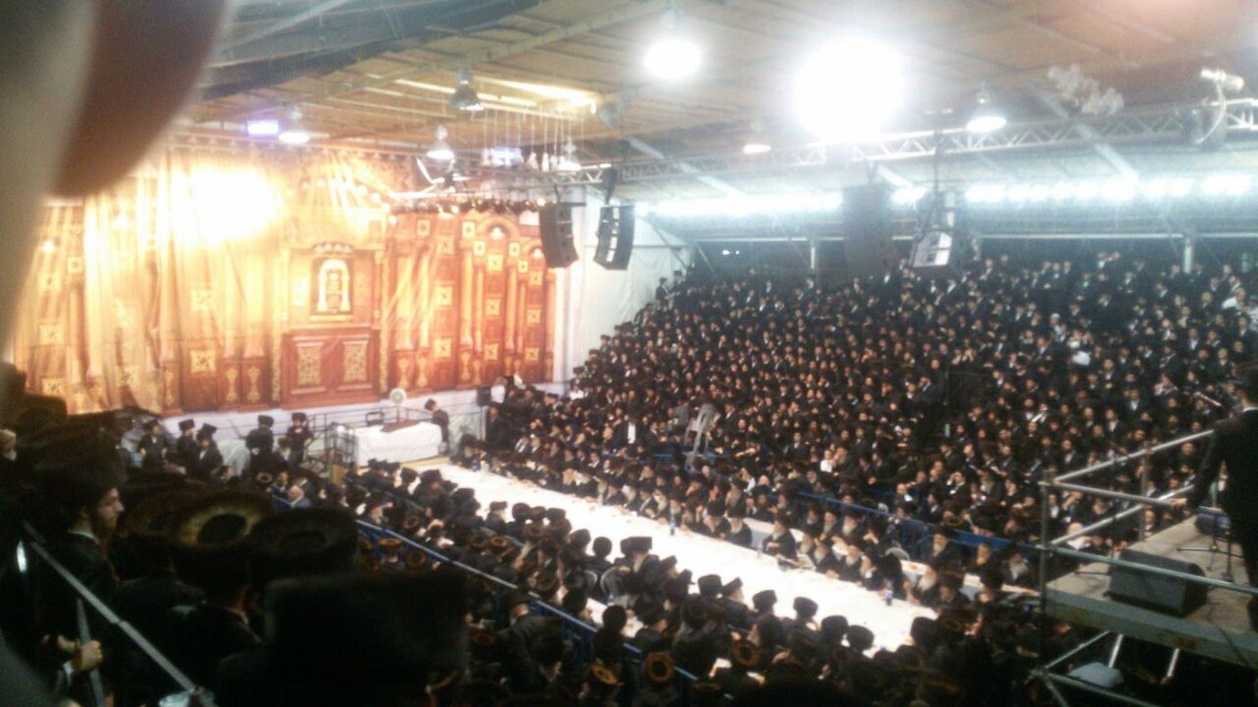 הרבי זכה לספר תורה אישי בארון קודש מגולף מצופה זהב