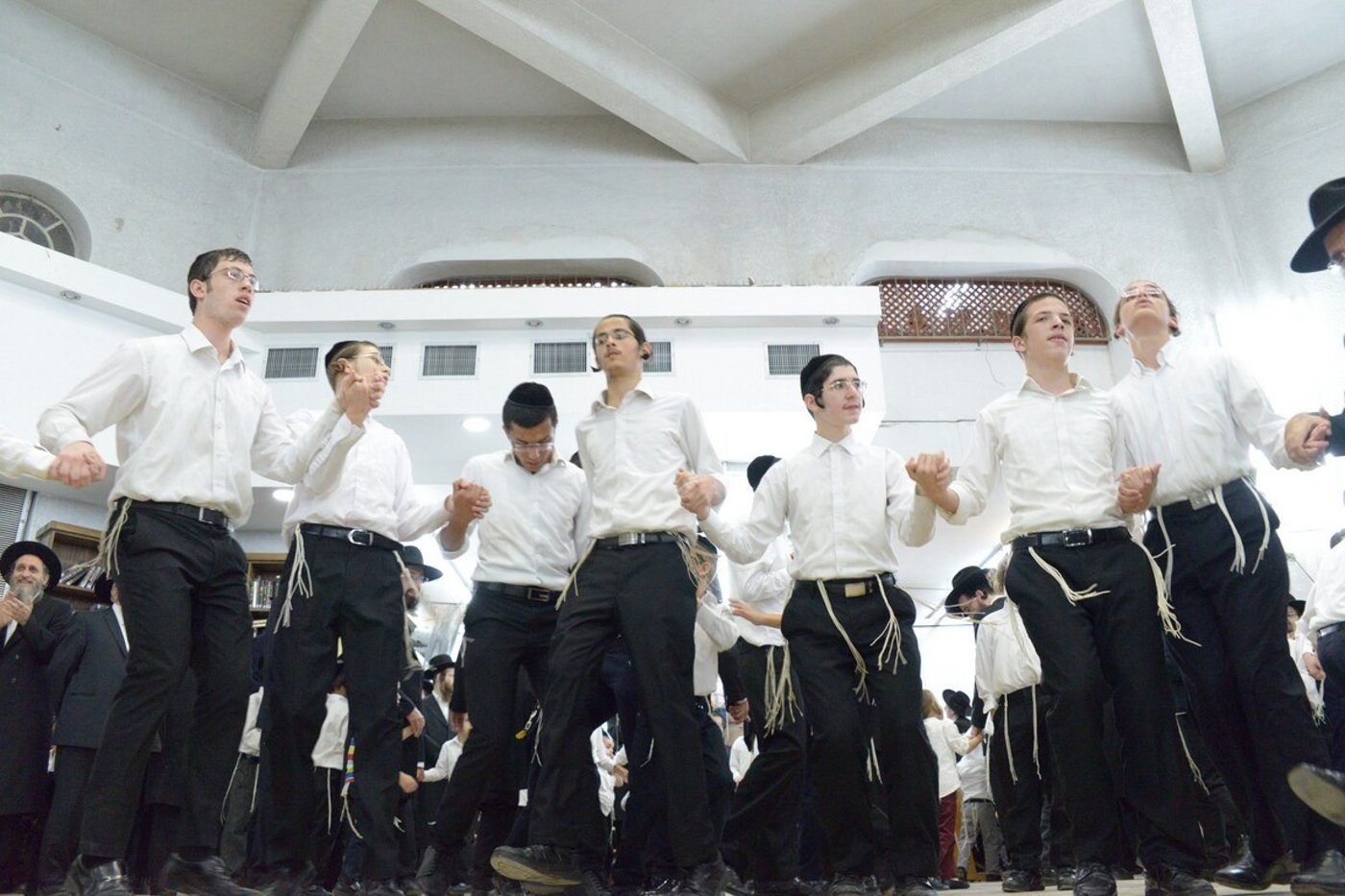 ראשי הישיבה רקדו ביחד לקול שירת התלמידים