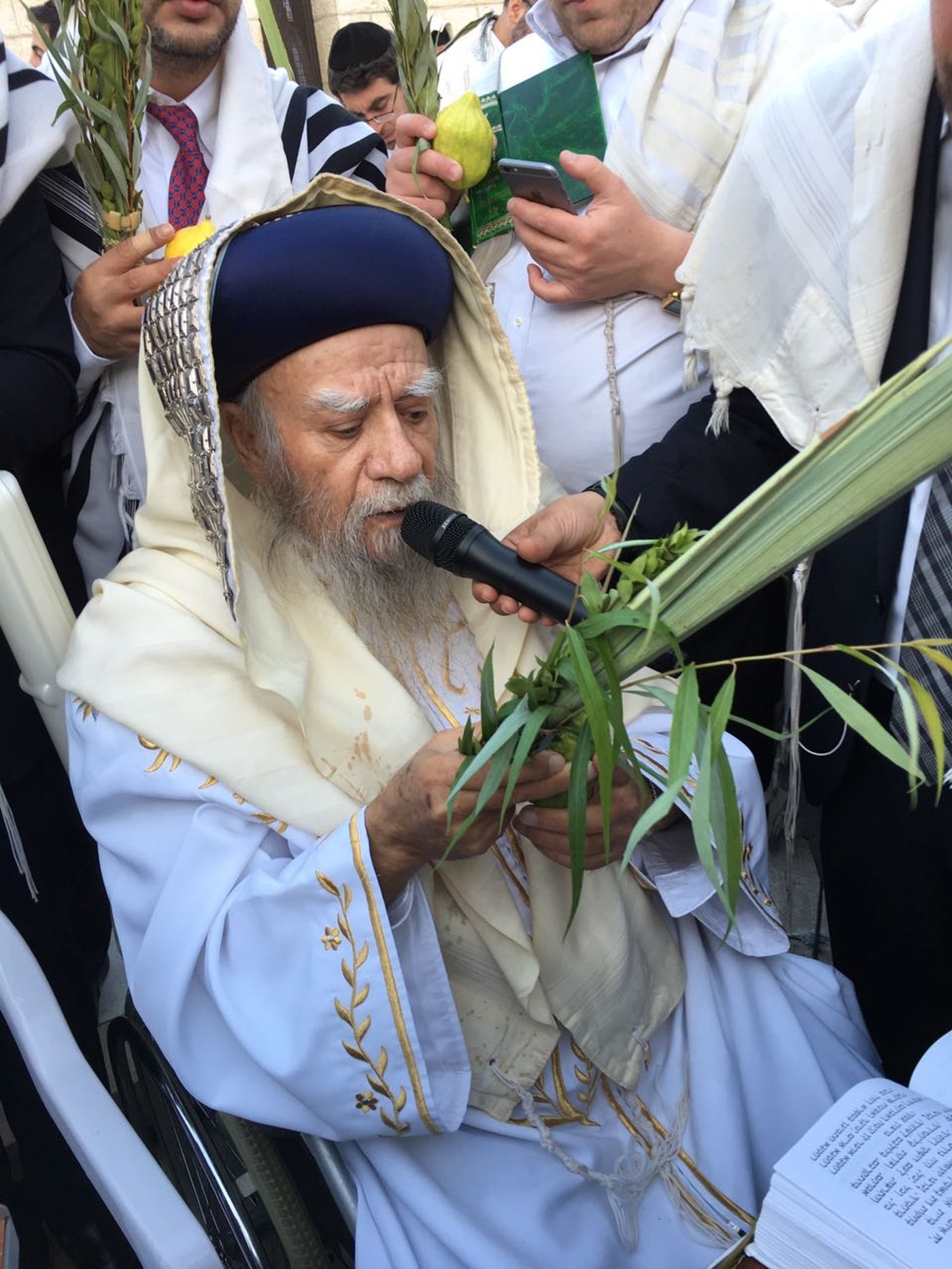 יעקב שוואקי מתחזן בכותל המערבי • צפו