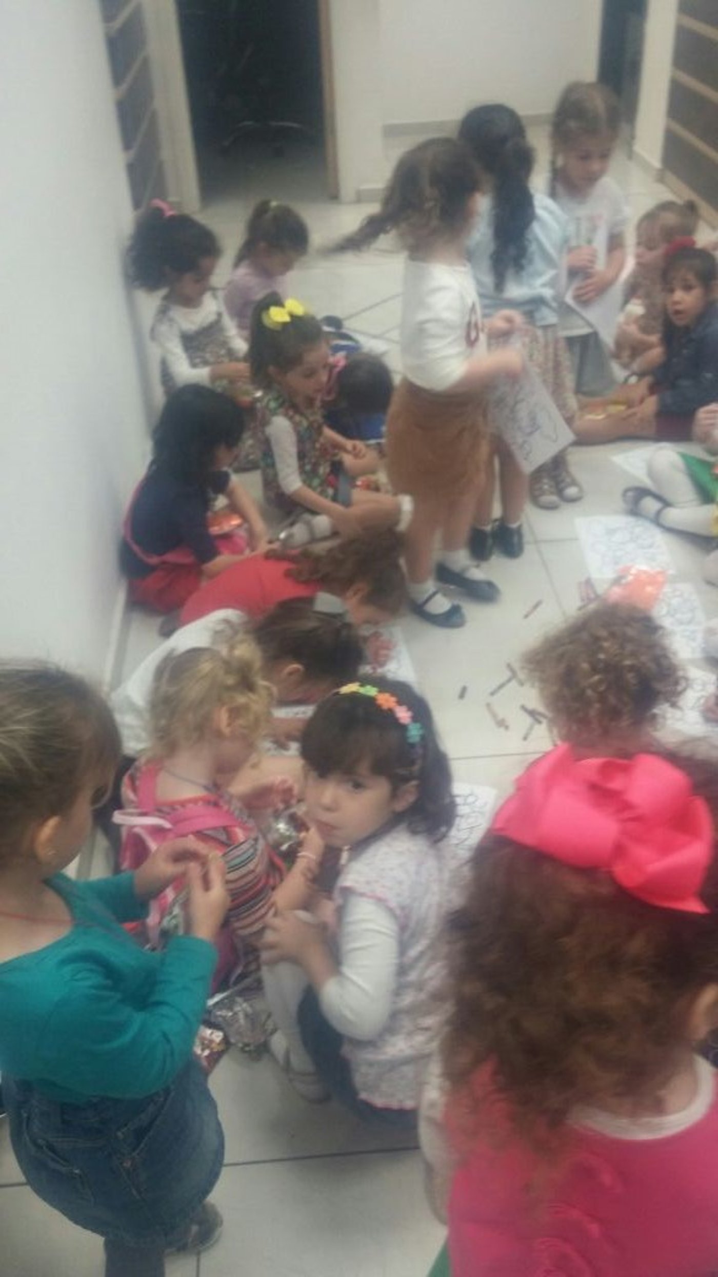 בני ברק: עשרות ילדות לומדות ומפגינות מול לשכת זייברט