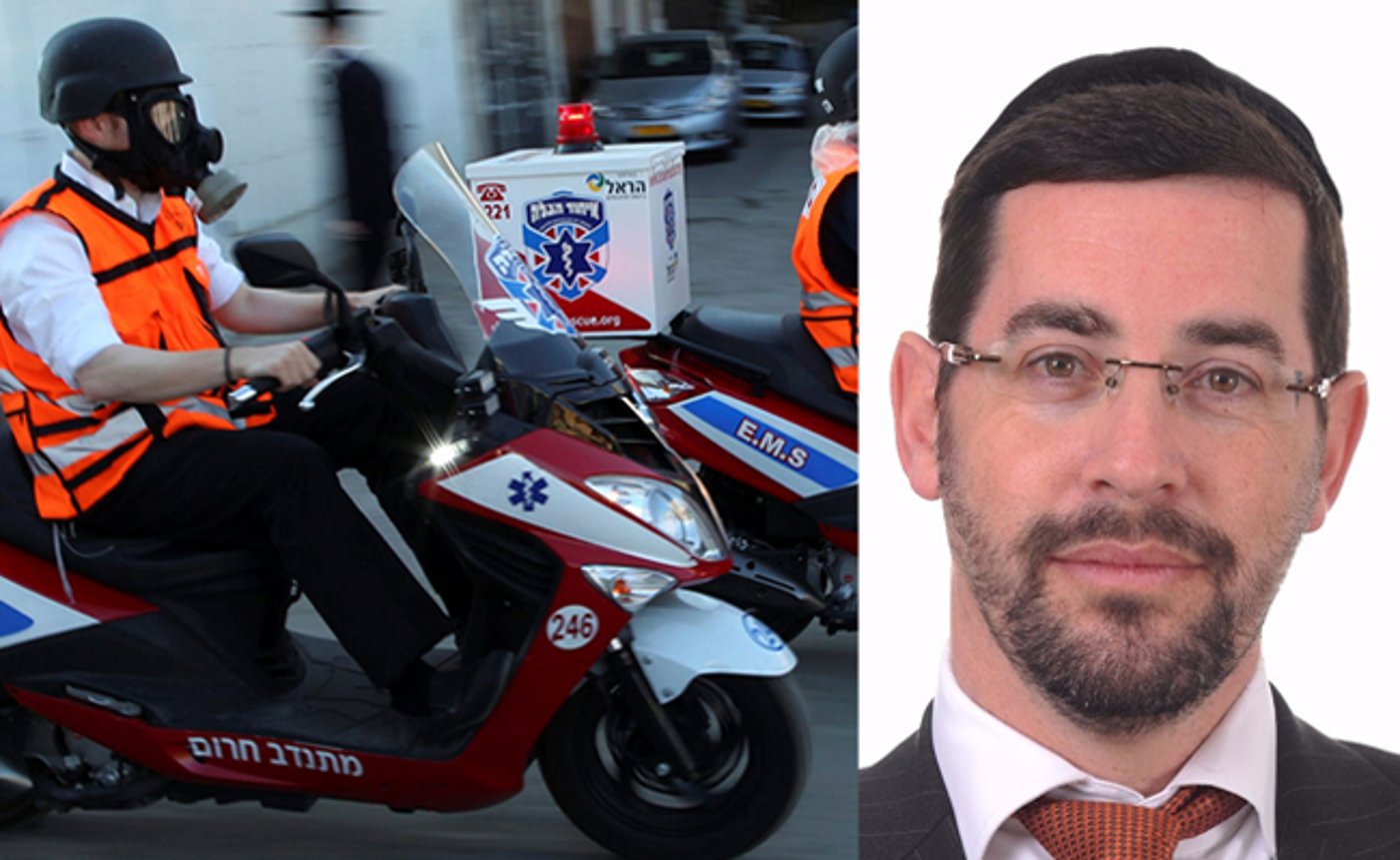 זאב קשש לצד אופנועי איחוד הצלה