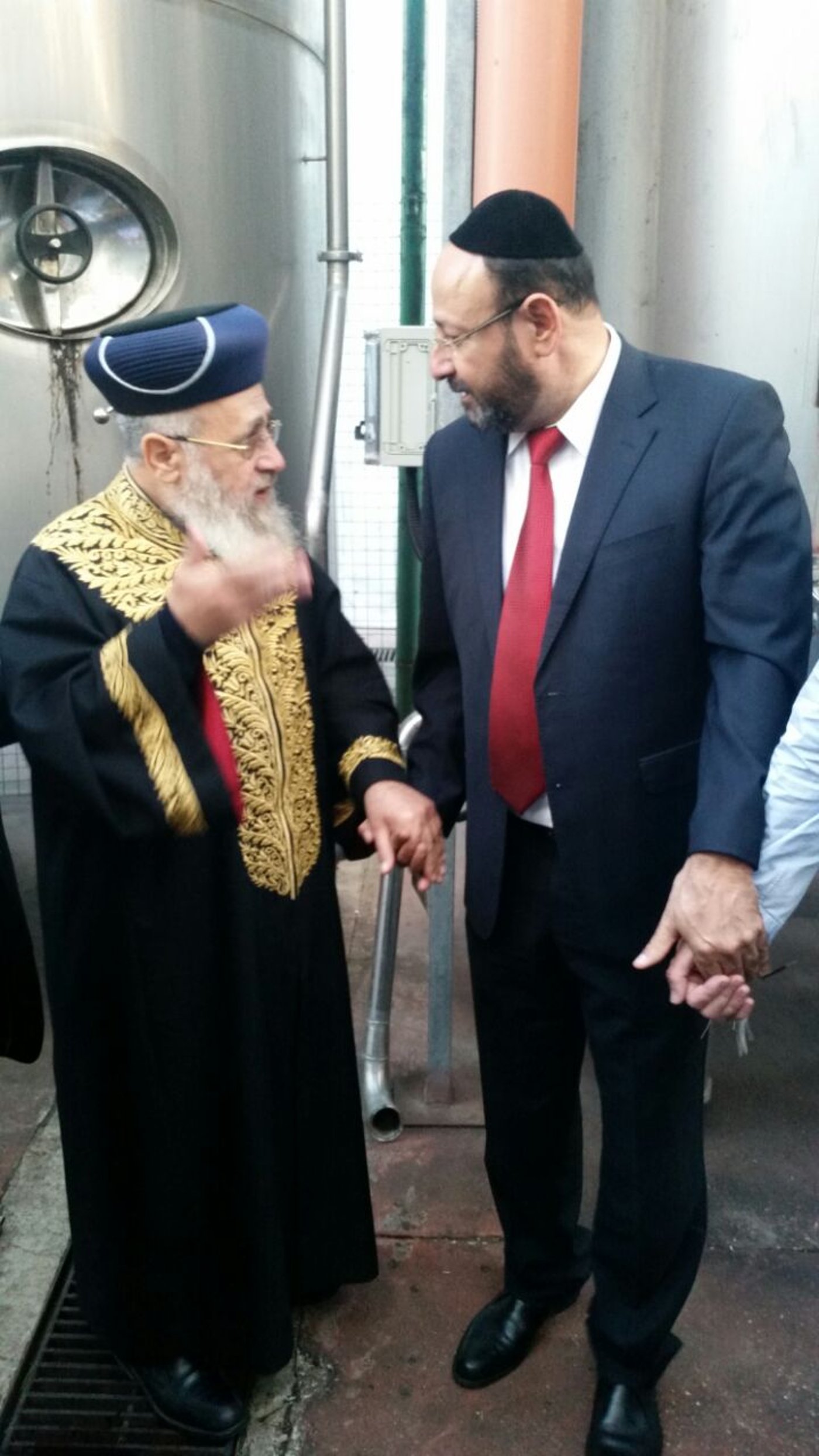 תמונות: הגר"י יוסף ביקר במפעל בכשרות 'בית יוסף'