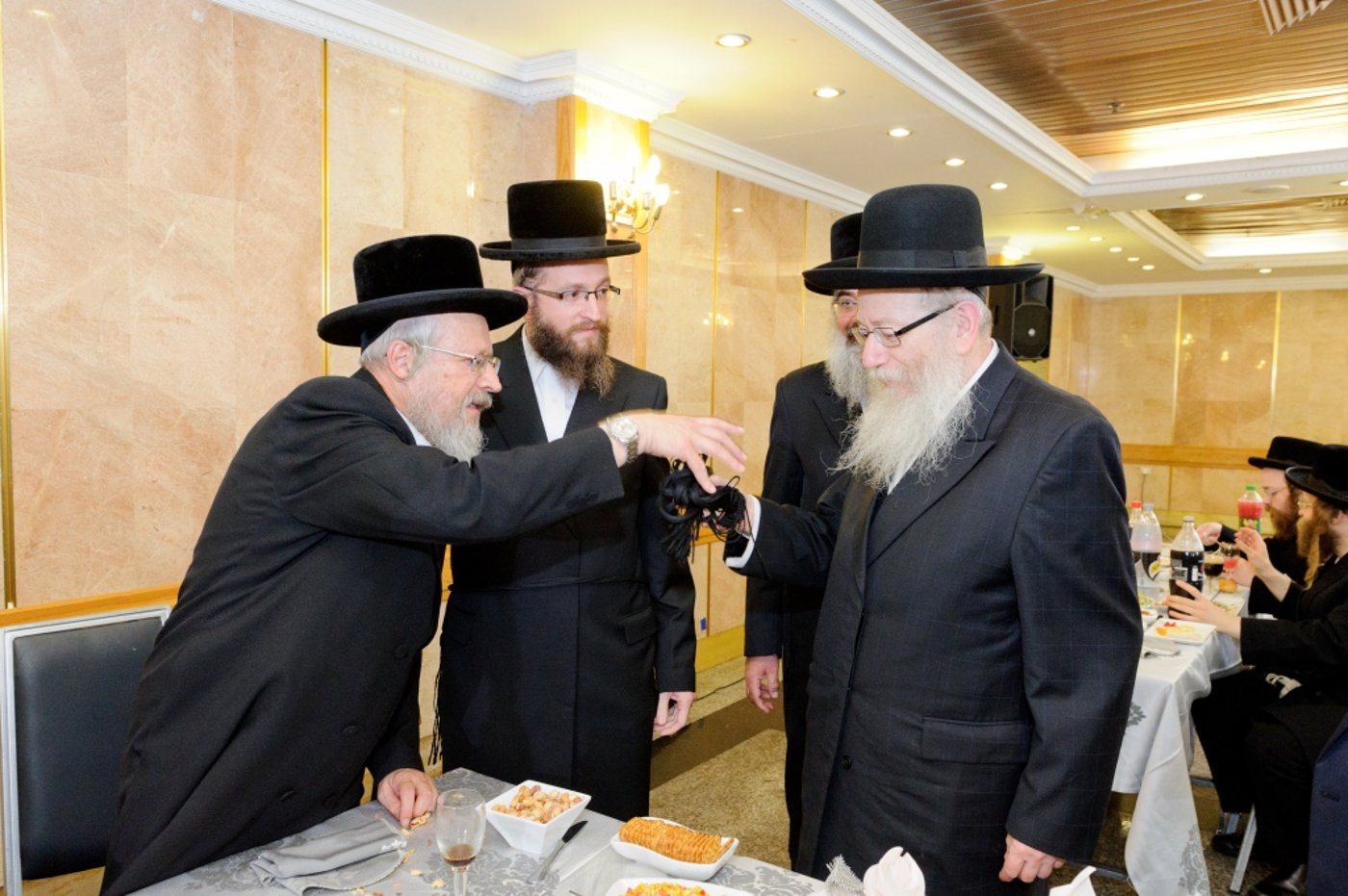 גלרית ענק: שמחת האירוסין של בן הרב מרדכי בריסק