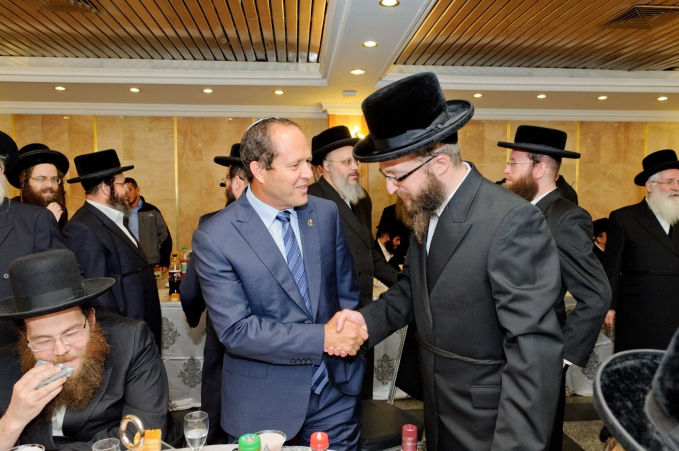 גלרית ענק: שמחת האירוסין של בן הרב מרדכי בריסק