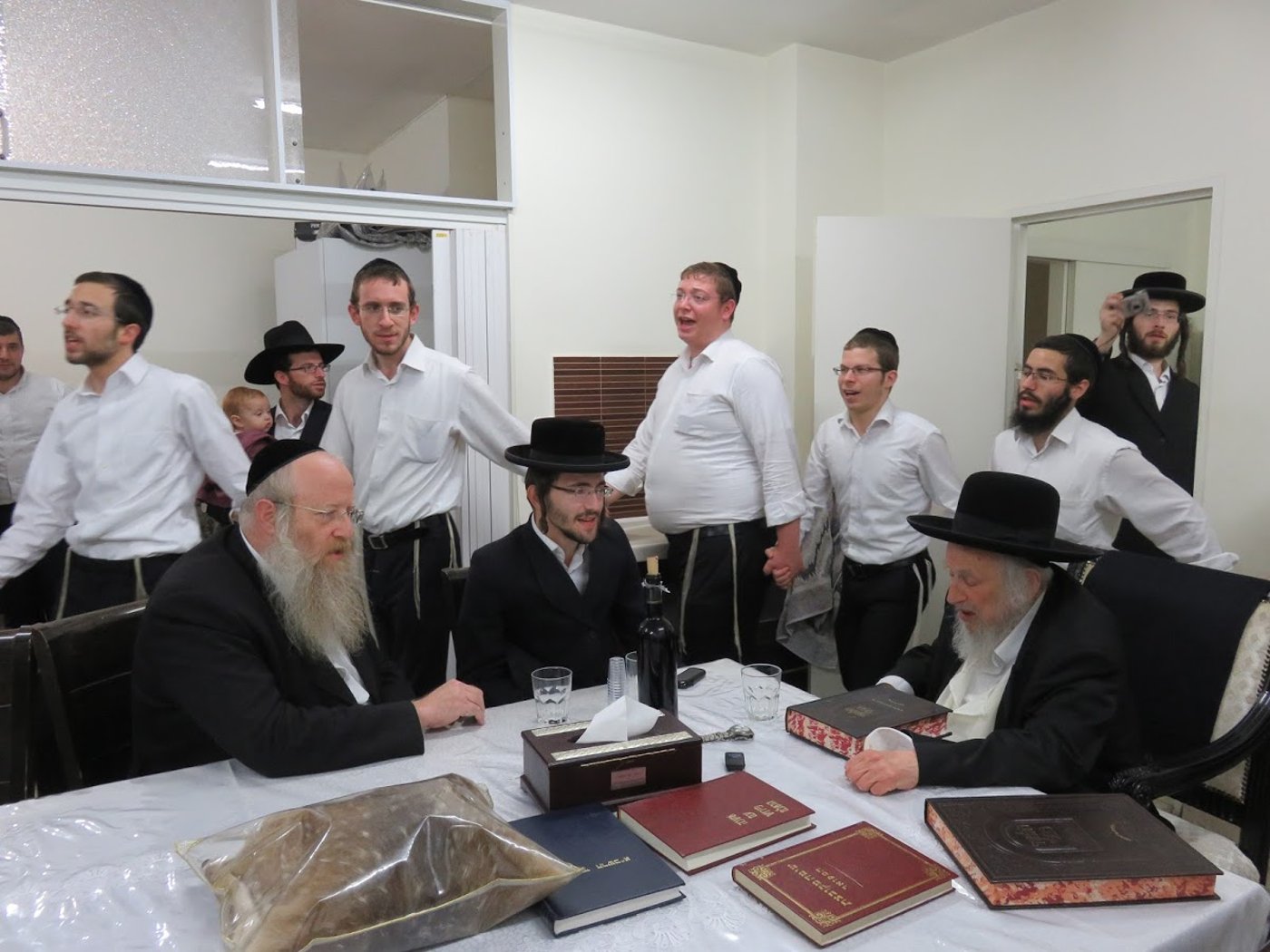 צפו: בחור הישיבה העריק שוחרר ממעצר והגיע לבית הגר"ש אוירבך