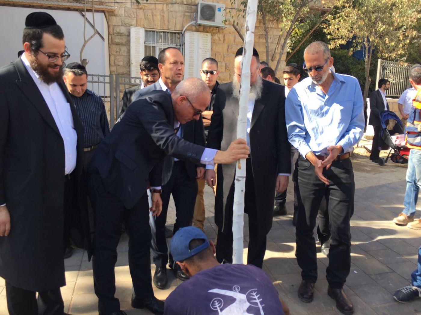 דייטש וברקת חגגו את שיפוץ השכונה בנטיעת עץ | תיעוד