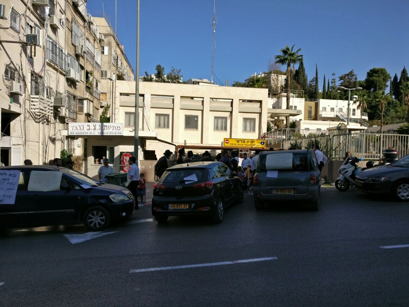 64 ילדות והוריהן חסמו את חניון העירייה