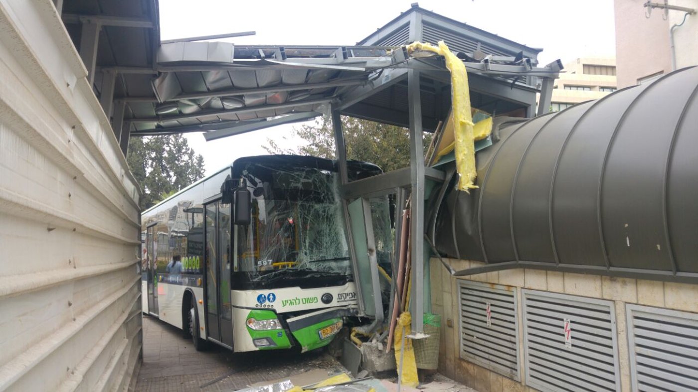אוטובוס חצה שני נתיבים והתנגש במבנה