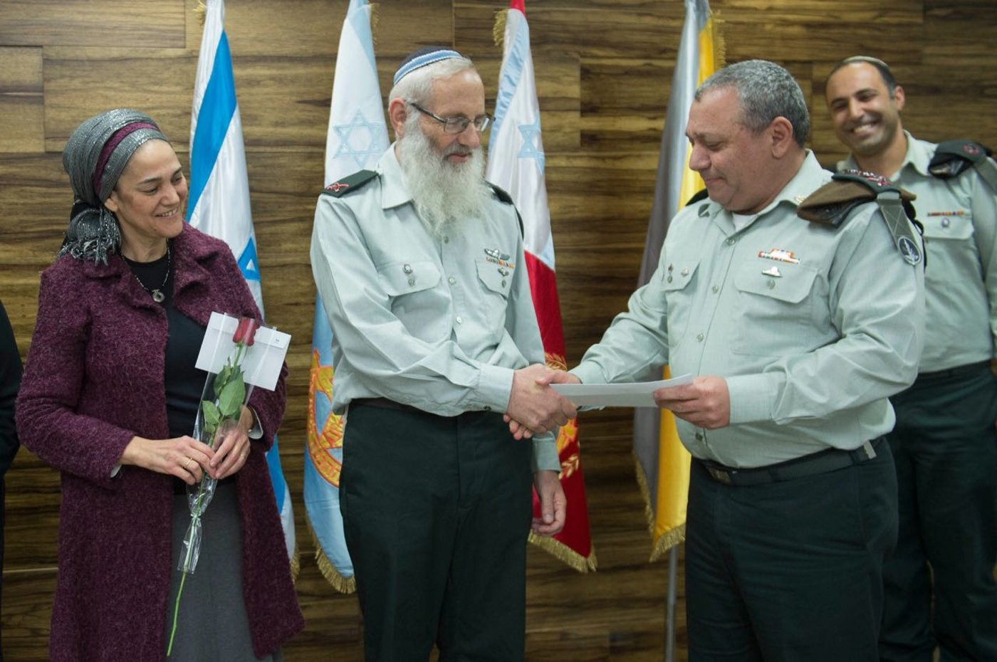 הרב אייל קרים בטקס, לצד הרמטכ"ל ורעייתו