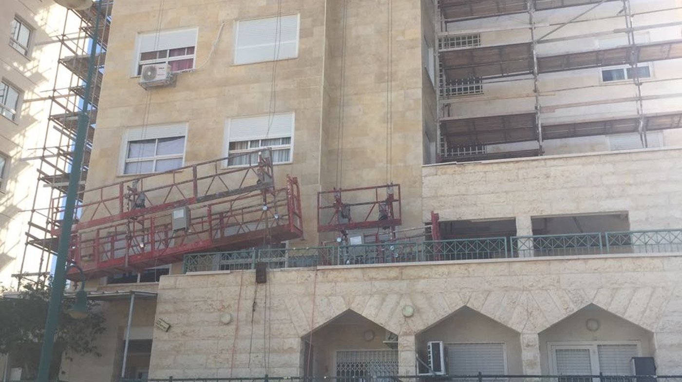 "תיקנו" את התריסים ופרצו לדירות הזקנים