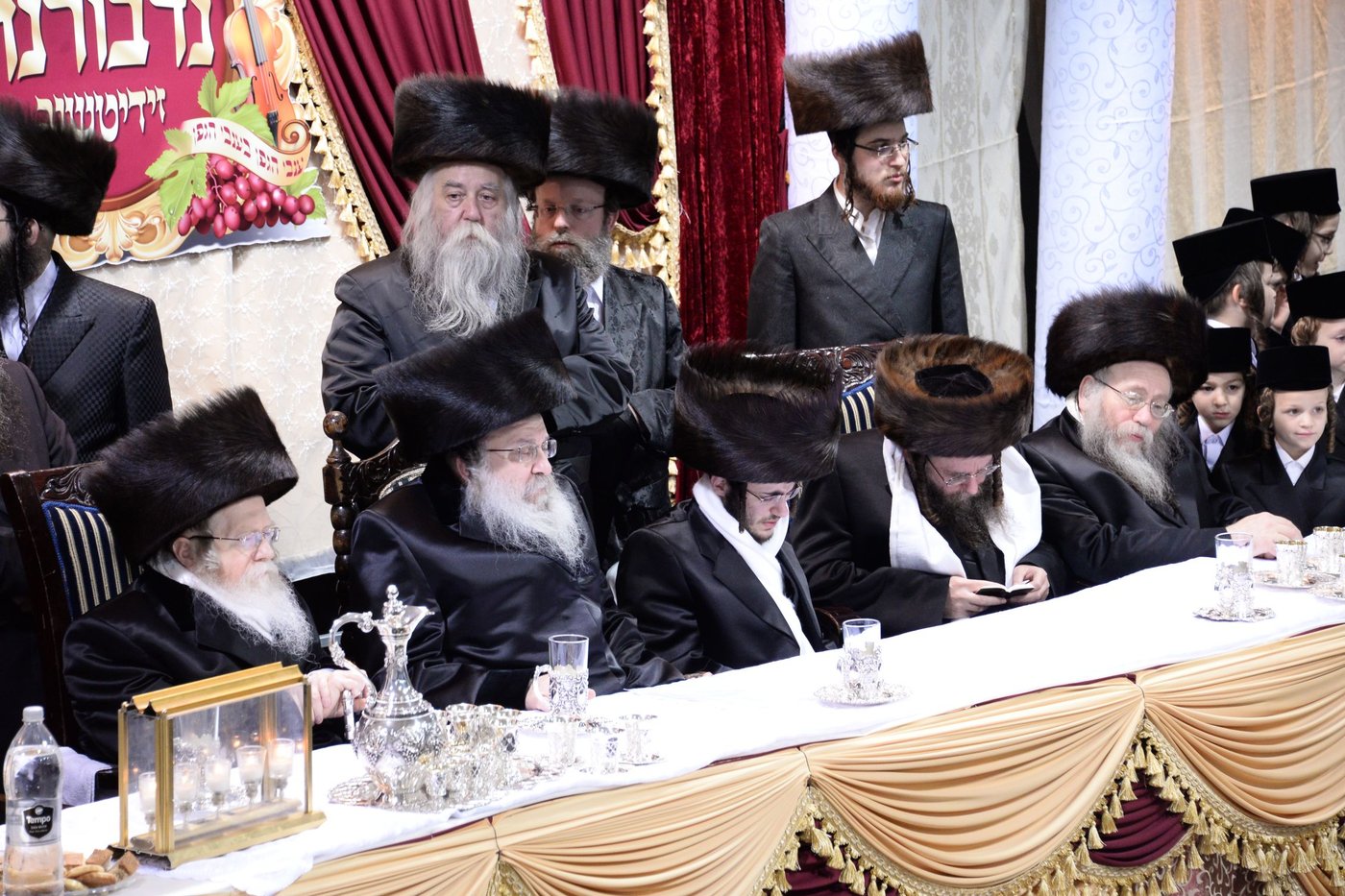 חתונת בתו הצעירה של הרבי מנדבורנה. צפו