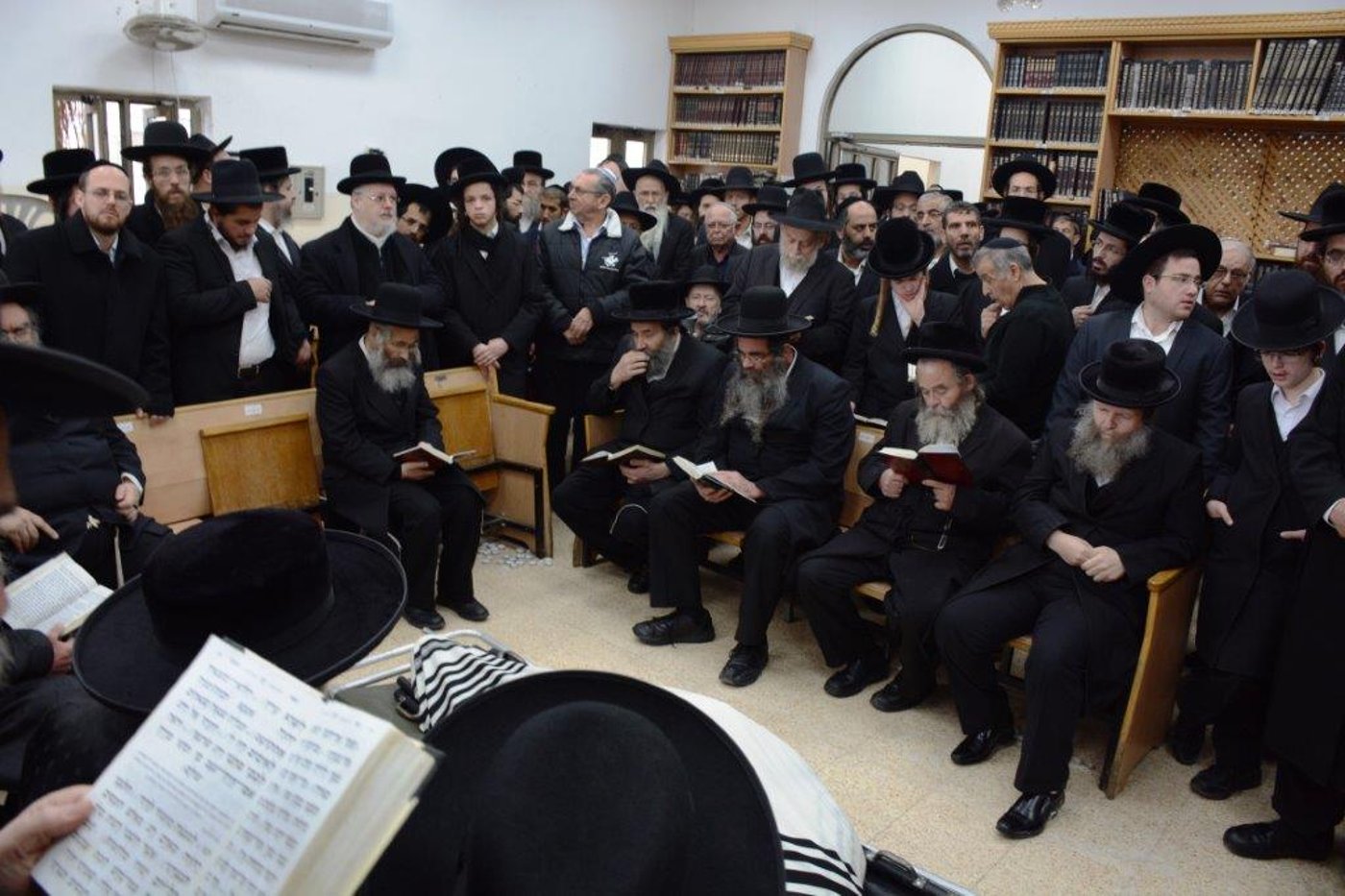 המונים בהלווית האדמו"ר מז'מיגראד זצ"ל