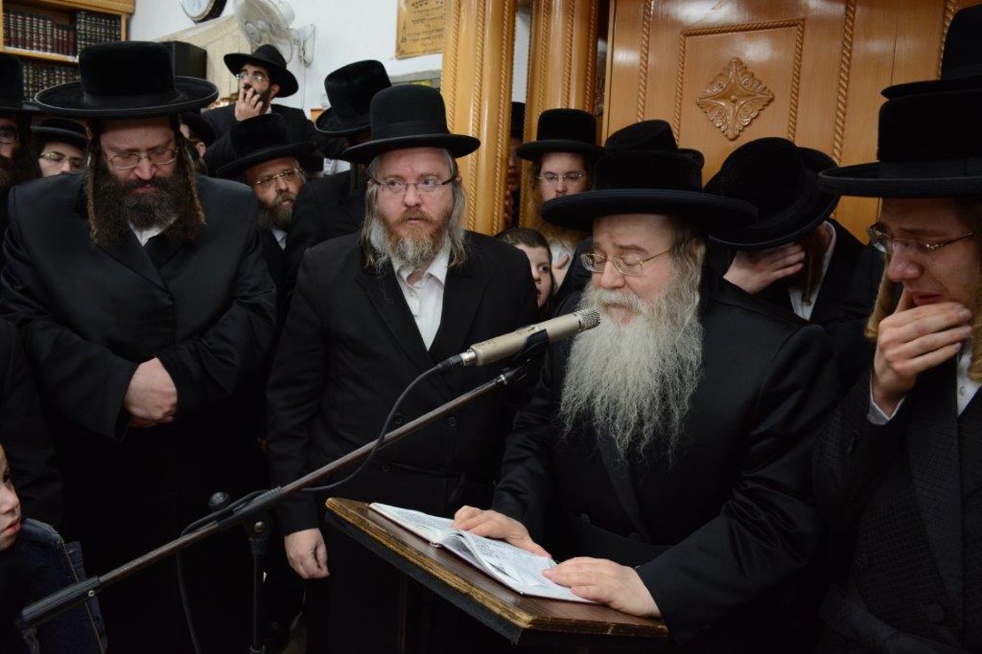 המונים בהלווית האדמו"ר מז'מיגראד זצ"ל