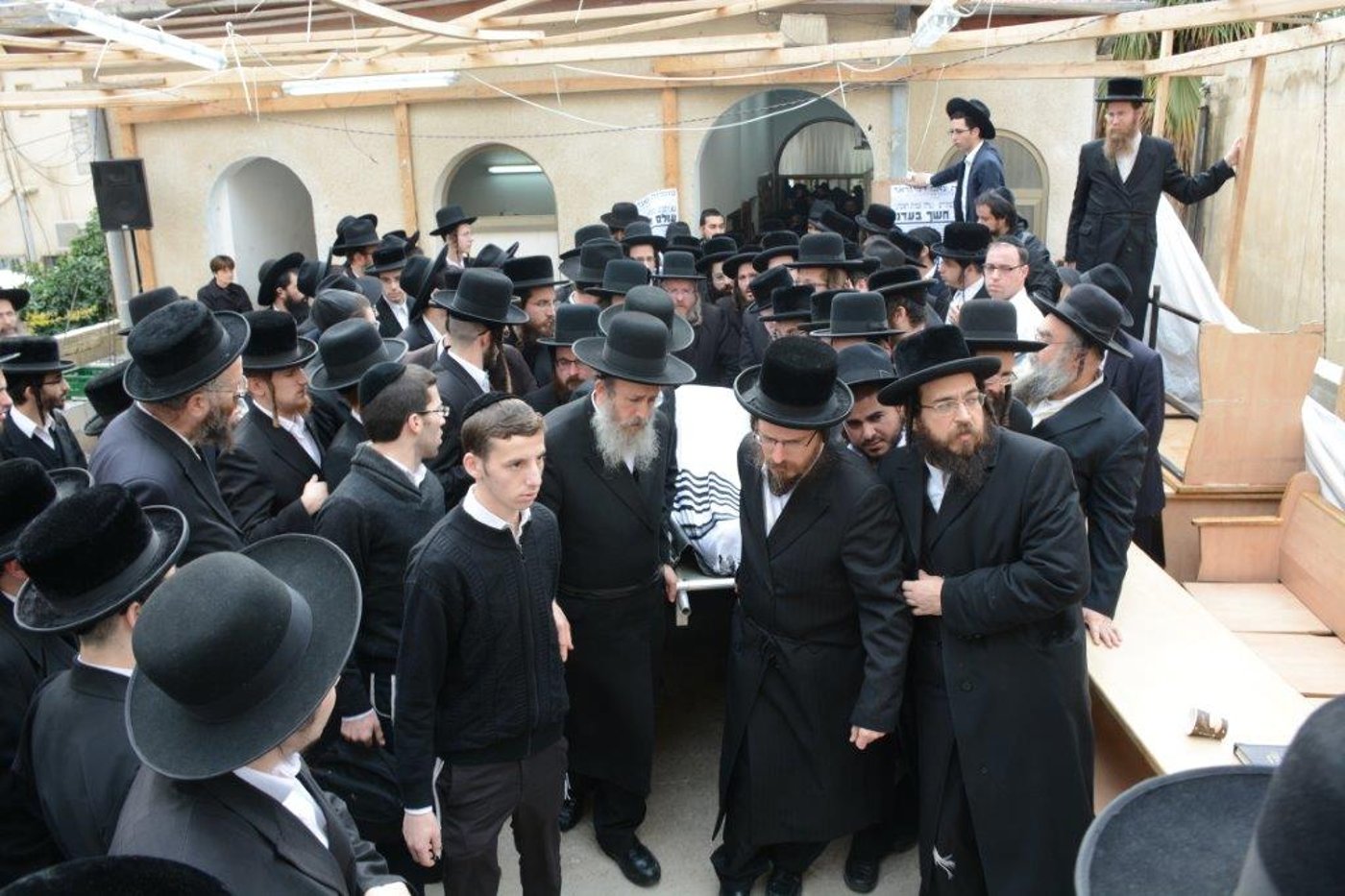 המונים בהלווית האדמו"ר מז'מיגראד זצ"ל
