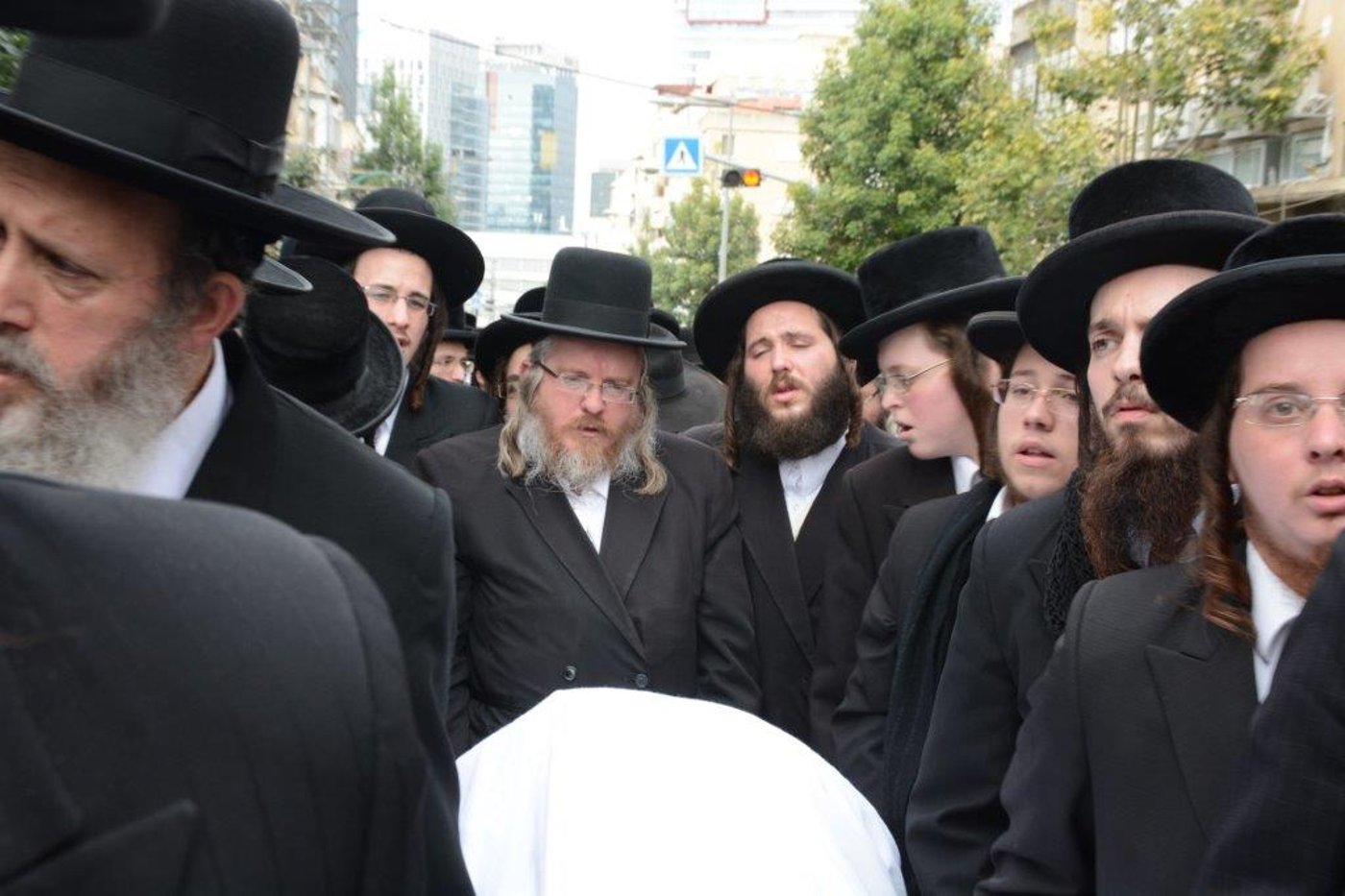 המונים בהלווית האדמו"ר מז'מיגראד זצ"ל
