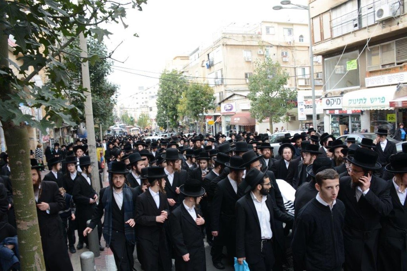 המונים בהלווית האדמו"ר מז'מיגראד זצ"ל