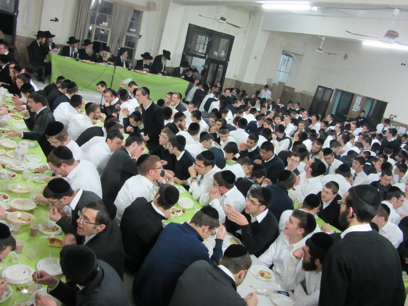 תיעוד: מסיבת חנוכה בפוניבז'