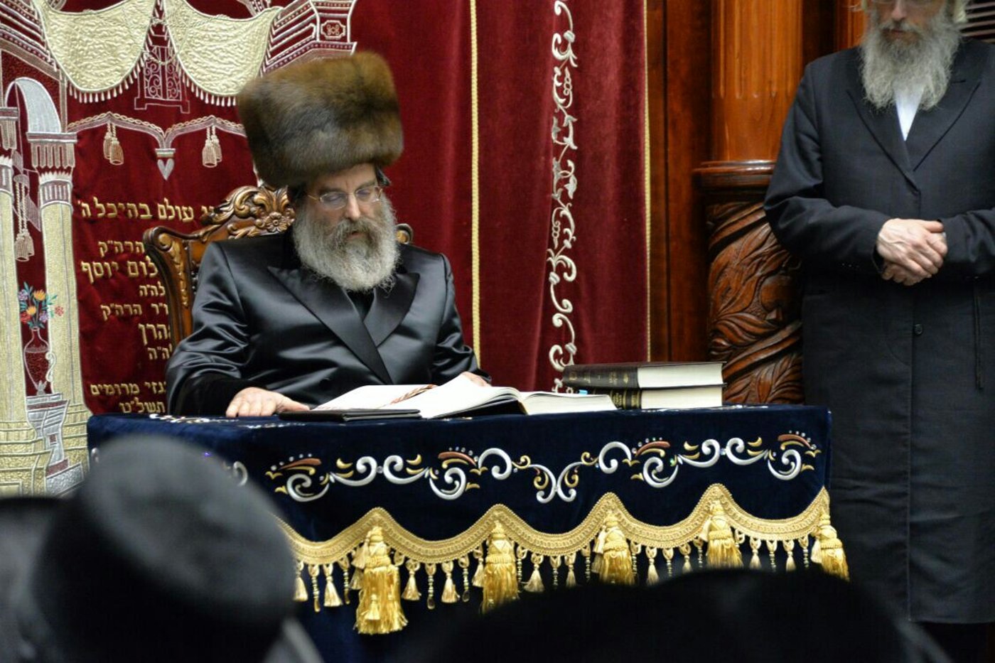 תיעוד מקיף: הדלקת נר שני של חנוכה אצל אדמו"רי בני ברק