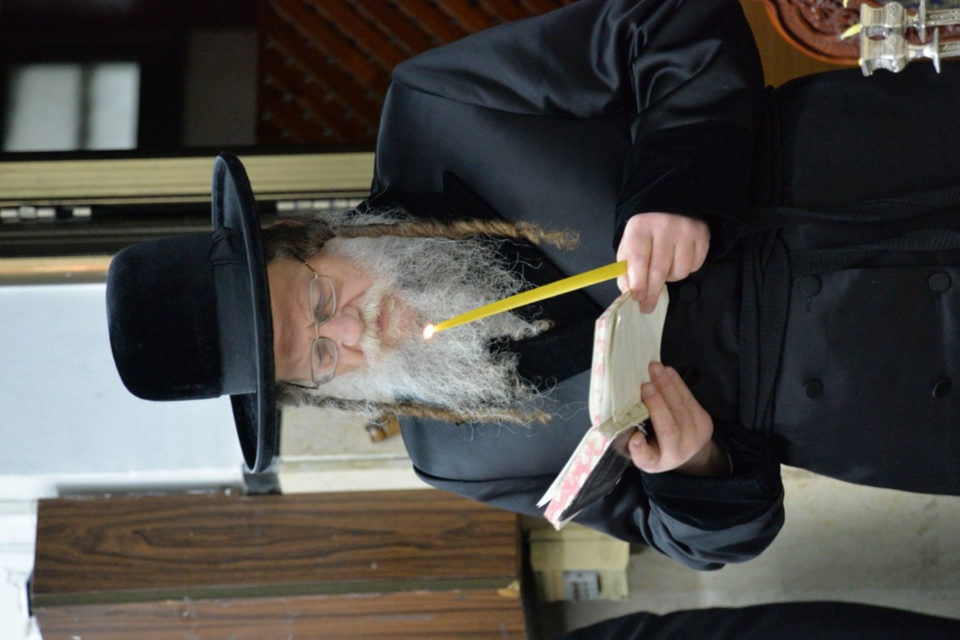 צפו בגלריה: הרבי ממודז'יץ הדליק נר רביעי של חנוכה