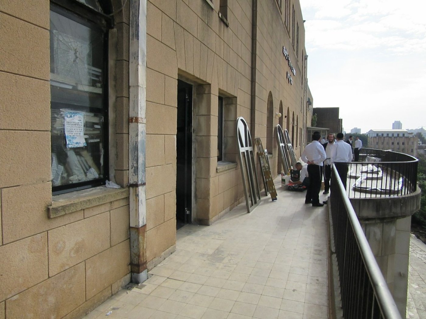 היסטוריה בפוניבז': הדלתות והחלונות המערביים הוחלפו