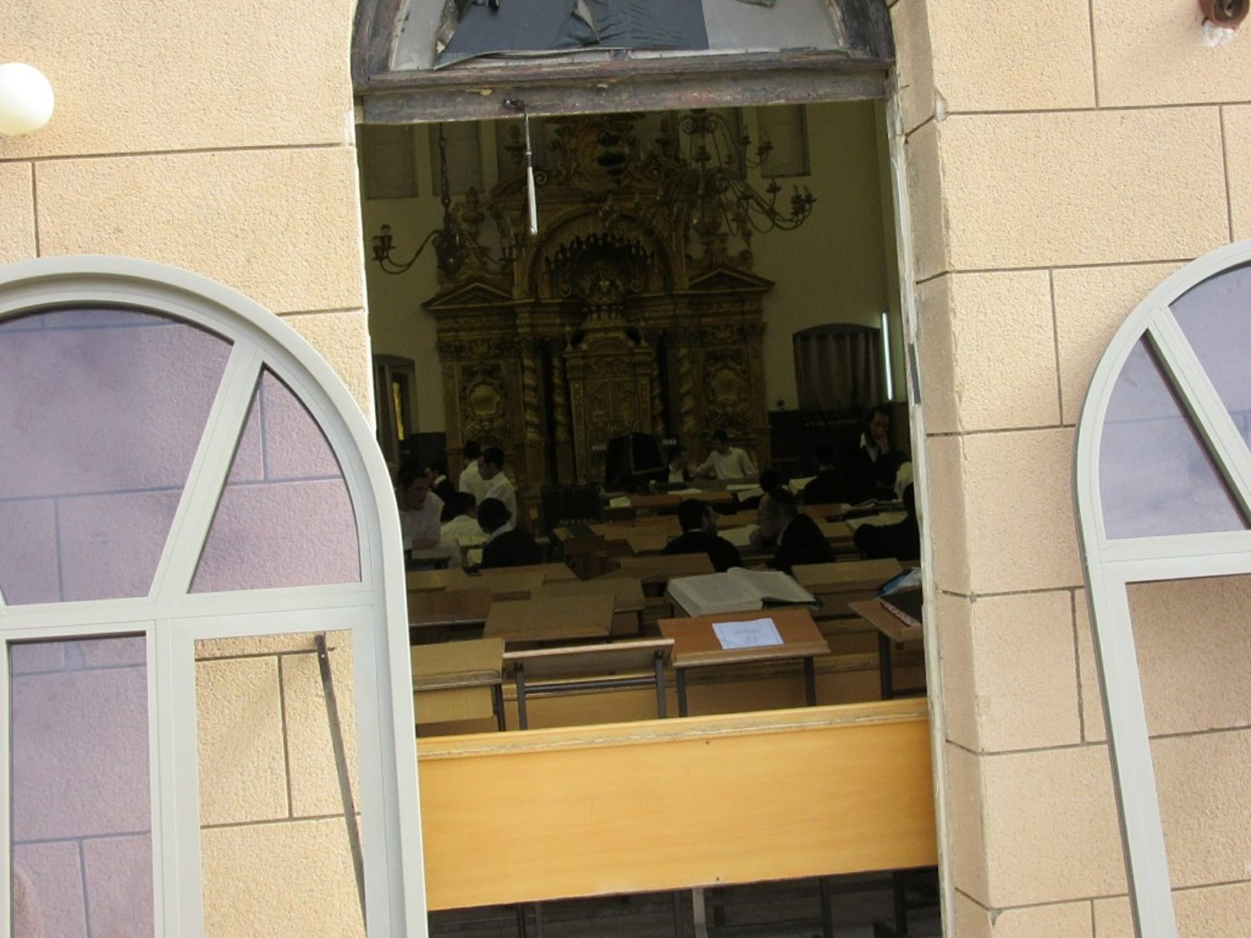 היסטוריה בפוניבז': הדלתות והחלונות המערביים הוחלפו